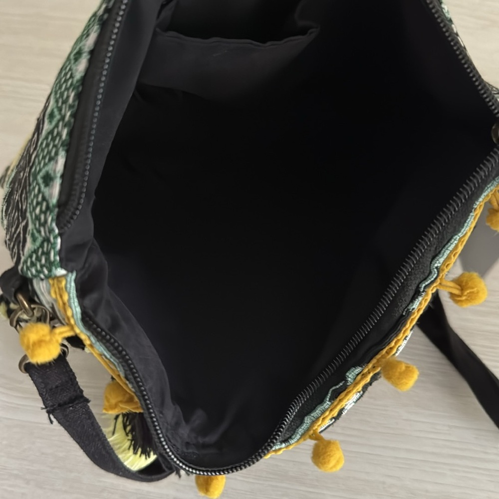 Chloe & Lex Patterned Crossbody Bag NWT - Picture 3 of 4